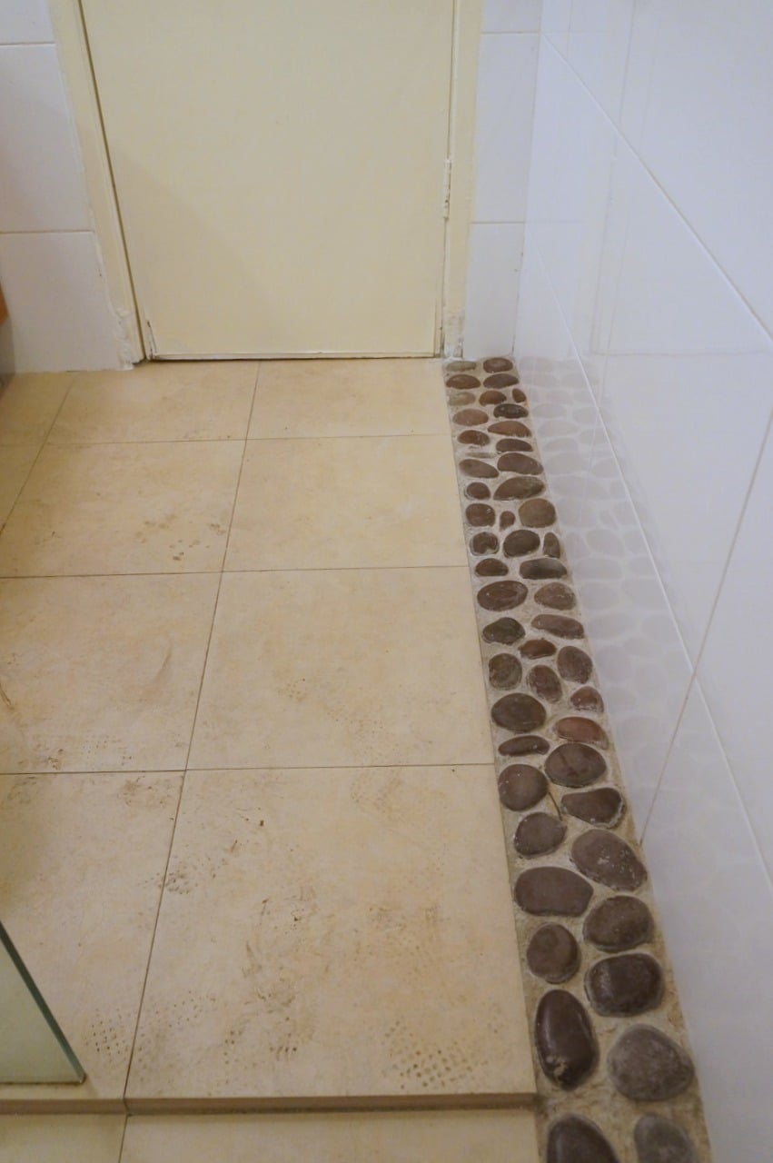house 17 bathroom tiles before