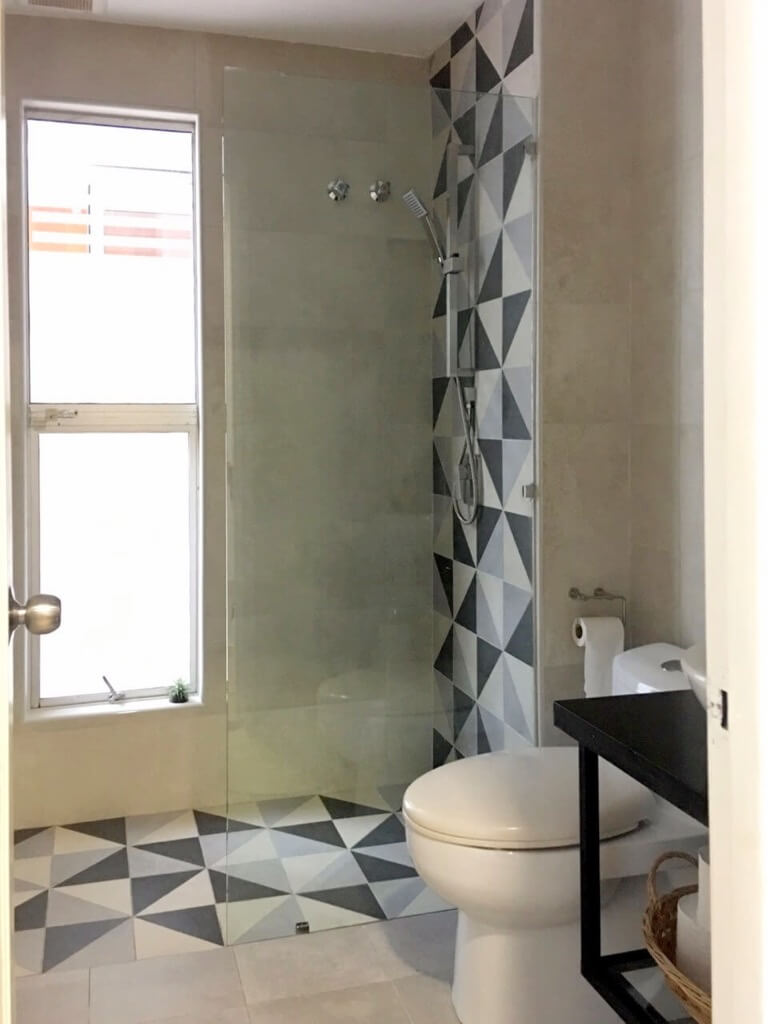 Guest bathroom design: Small but serene