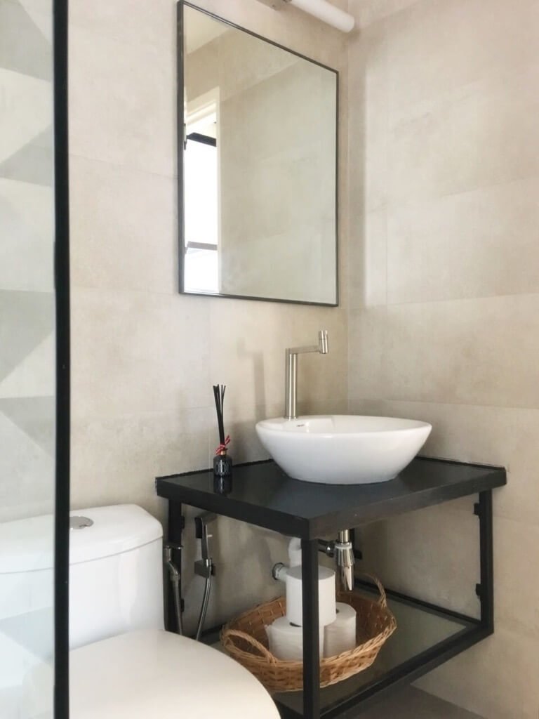 Guest bathroom design: Small but serene