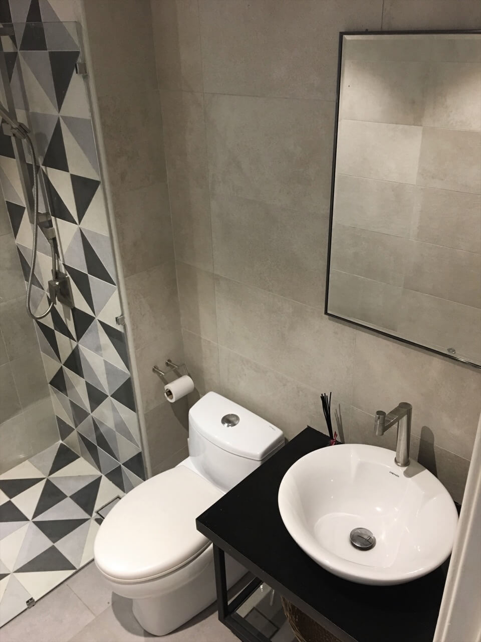 Guest bathroom design: Small but serene